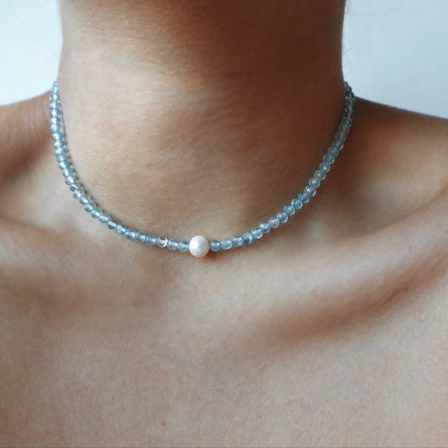 Necklace with natural topaz in silver tone