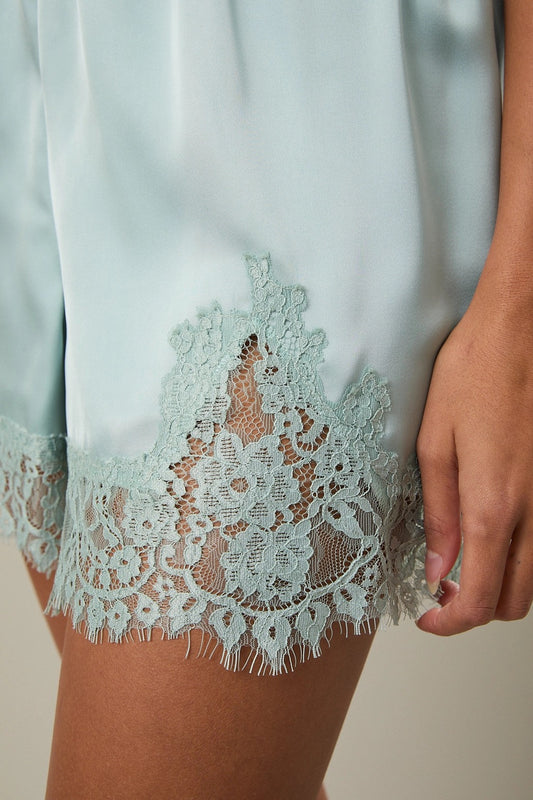 Elastic Waist Mid Rise Lace Trim Shorts