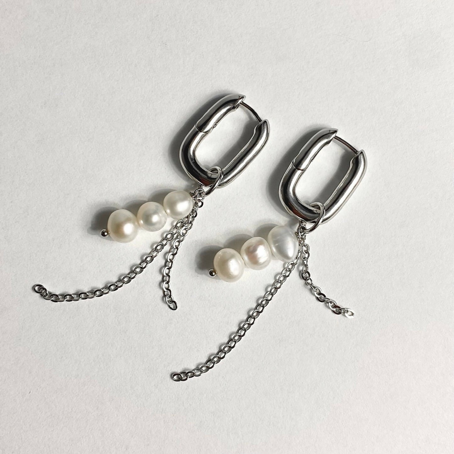 Pearl drop hoop earrings with chains in silver tone