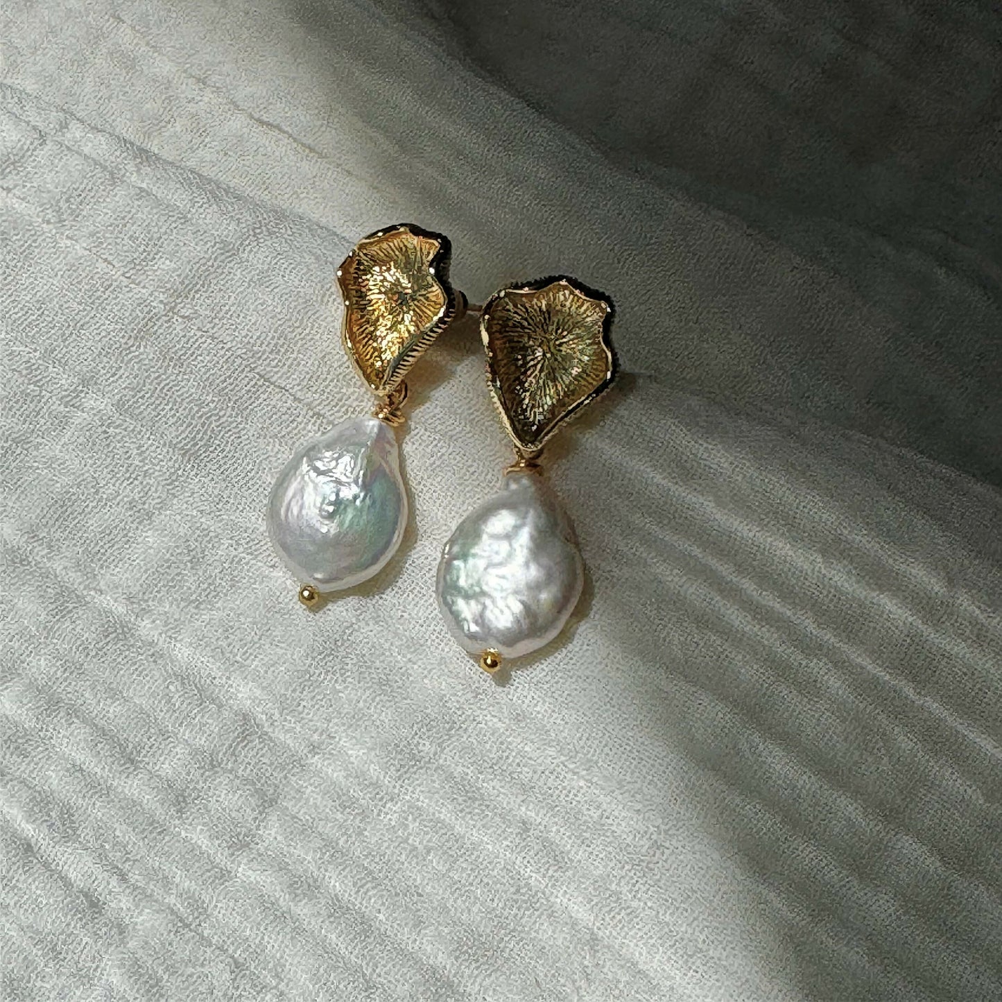 Stud Earrings With Round Baroque Pearl In Gold Tone