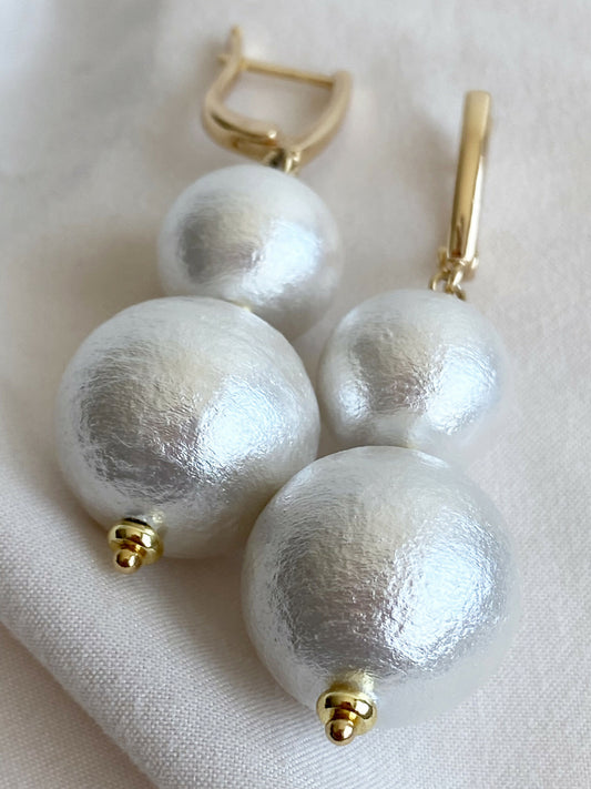 Earrings with Japanese cotton pearls in gold tone